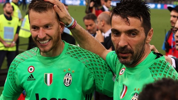 Thoát khỏi cái bóng của Buffon, Neto rạng ngời ra mắt Valencia - Bóng Đá