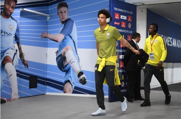 Rừng người ồ ạt đổ về Wembley chờ đại chiến giữa Arsenal và Man City - Bóng Đá