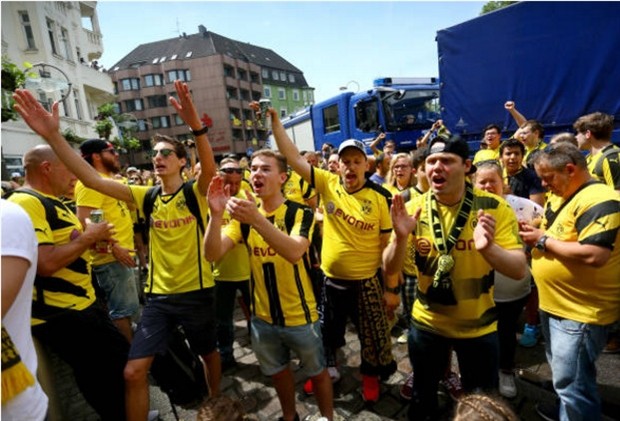 Cảnh sát căng thẳng chờ Dortmund 'khoe' cúp - Bóng Đá
