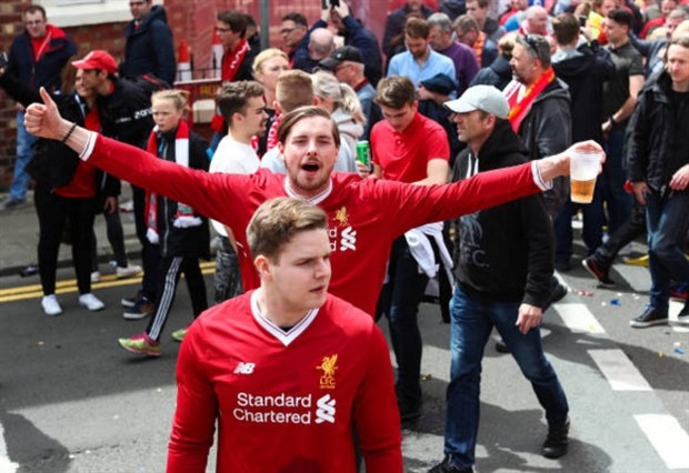 Dàn sao Liverpool được chào đón như nhà vô địch trước giờ G - Bóng Đá