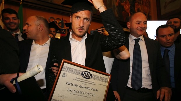 Trước trận đấu cuối, Totti tranh thủ 'hồi xuân' - Bóng Đá