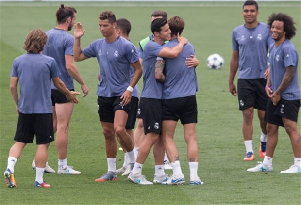 Muller, Ribery phấn khích khi ký tặng hoài không hết  - Bóng Đá