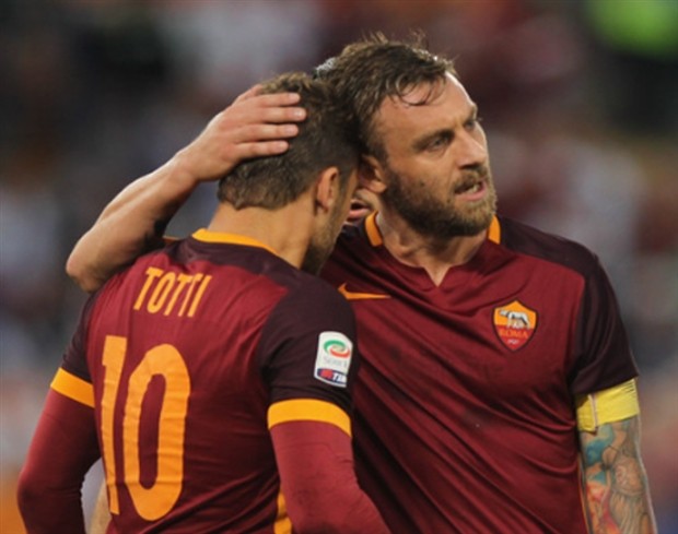 De Rossi âm thầm trở lại Roma, Totti thẳng tiến lên sân khấu - Bóng Đá