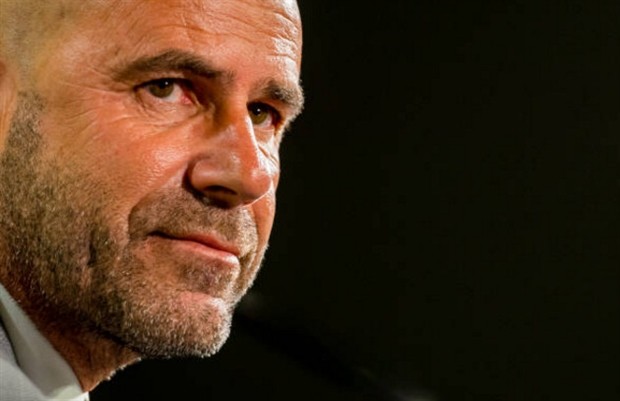 Bosz cười không ngớt trong ngày đầu làm 'Boss' tại Dortmund - Bóng Đá