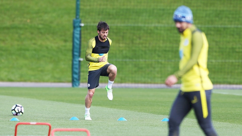 Sane nhận giải, hào hừng tập luyện cùng Man City - Bóng Đá