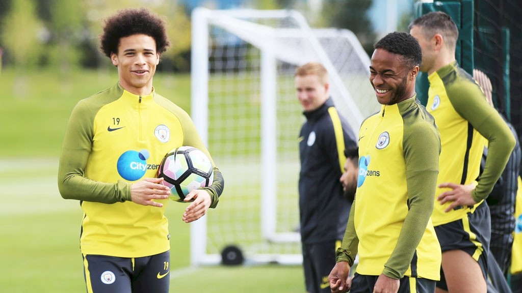 Sane nhận giải, hào hừng tập luyện cùng Man City - Bóng Đá