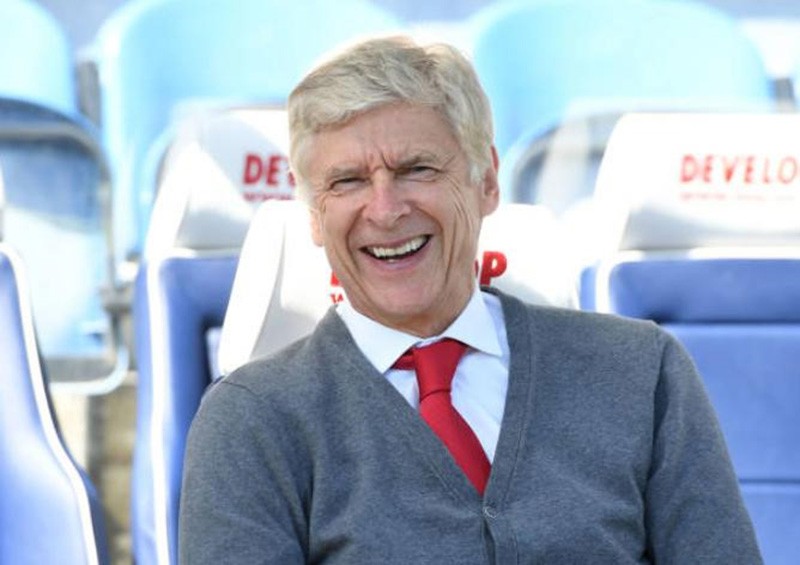 Khoảnh khắc HLV Wenger cúi chào CĐV Arsenal lần cuối gây xúc động - Bóng Đá