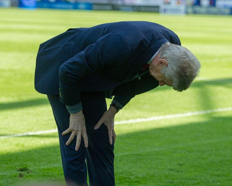 Khoảnh khắc HLV Wenger cúi chào CĐV Arsenal lần cuối gây xúc động - Bóng Đá