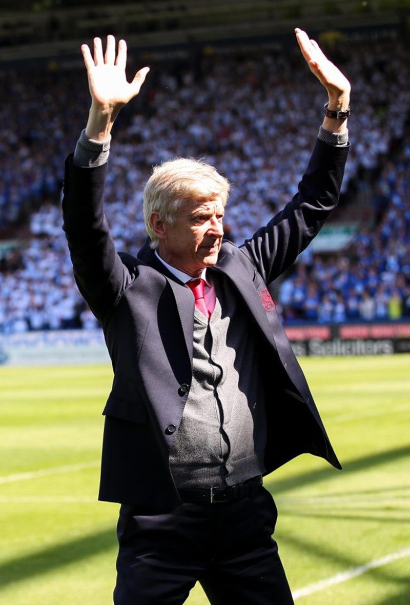 Khoảnh khắc HLV Wenger cúi chào CĐV Arsenal lần cuối gây xúc động - Bóng Đá