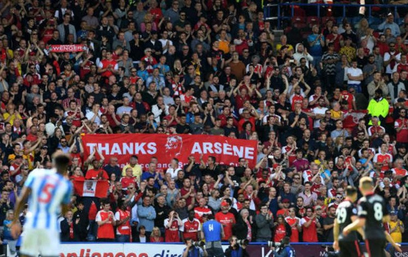 Khoảnh khắc HLV Wenger cúi chào CĐV Arsenal lần cuối gây xúc động - Bóng Đá