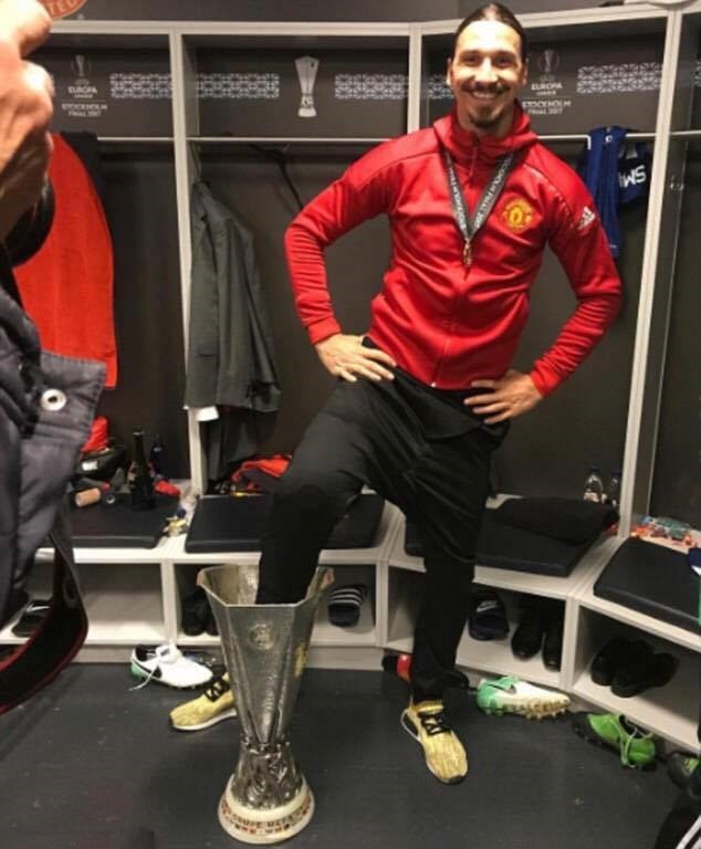 Ibrahimovic ngạo nghễ đạp chân lên cúp Europa League - Bóng Đá