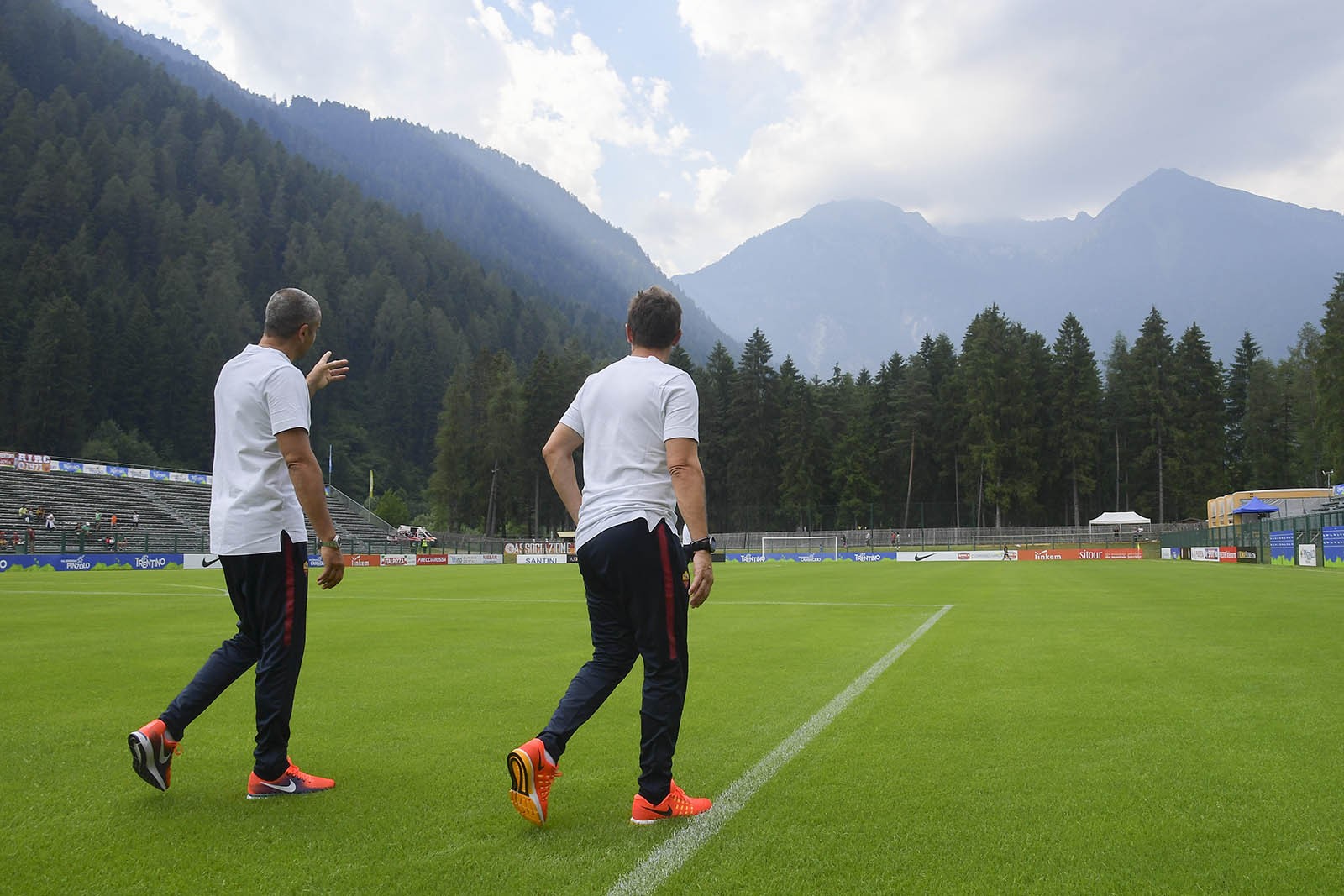 Chán thủ đô, AS Roma kéo nhau lên núi tập luyện - Bóng Đá