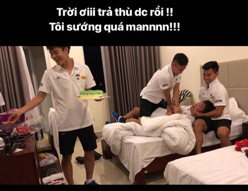 Xuân Trường bị đồng đội 'chơi khăm' đúng sinh nhật dù đề phòng trước - Bóng Đá