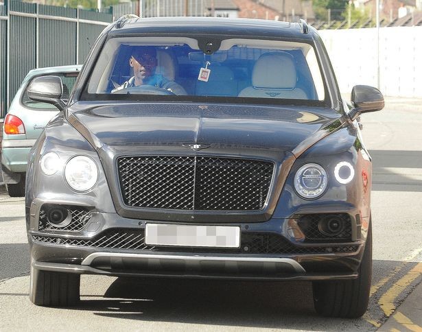 Giữa bão tin đồn, Coutinho nhăn nhó trở lại sân tập - Bóng Đá