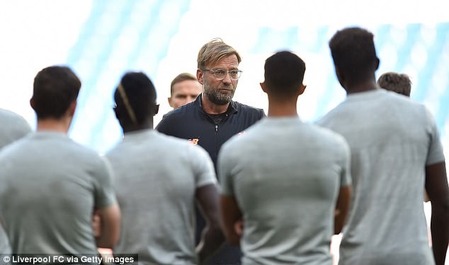 Giữa bão tin đồn, Coutinho nhăn nhó trở lại sân tập - Bóng Đá