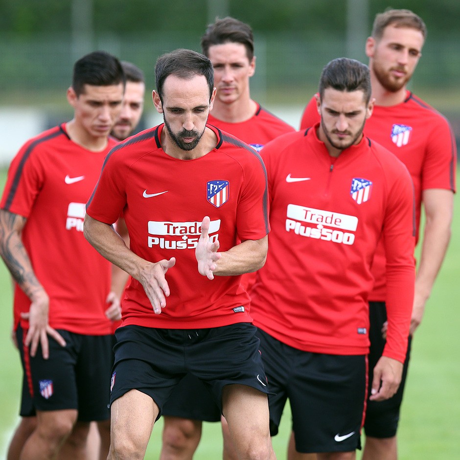 Griezmann tạo dáng 'nhí nhảnh' tại Munich - Bóng Đá