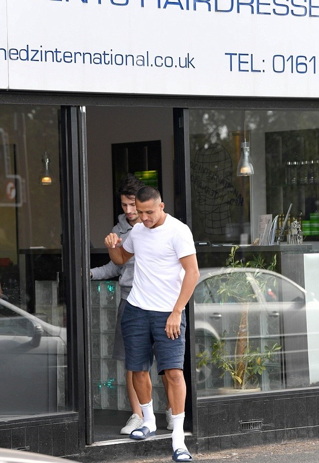 Sanchez cạo phăng mái đầu, chờ đổi vận ở Man Utd - Bóng Đá