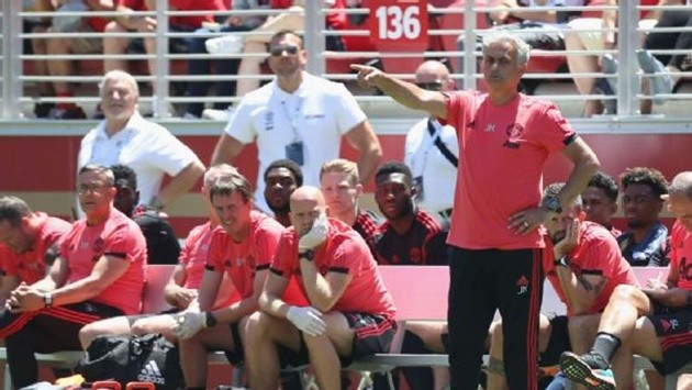 Mourinho ngầm chỉ trích BLĐ M.U: 