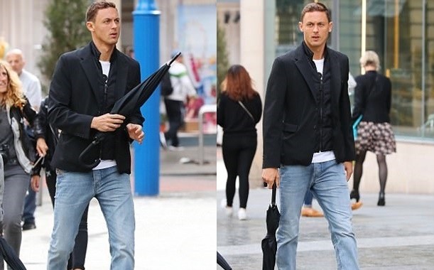 Nemanja Matic lịch lãm như quý ông trên phố Manchester - Bóng Đá