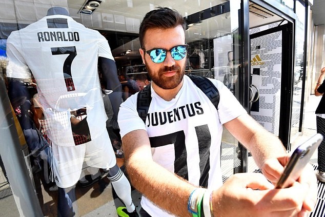 Dắt đại gia đình tới Turin, Ronaldo rạng rỡ chuẩn bị ra mắt Juventus - Bóng Đá