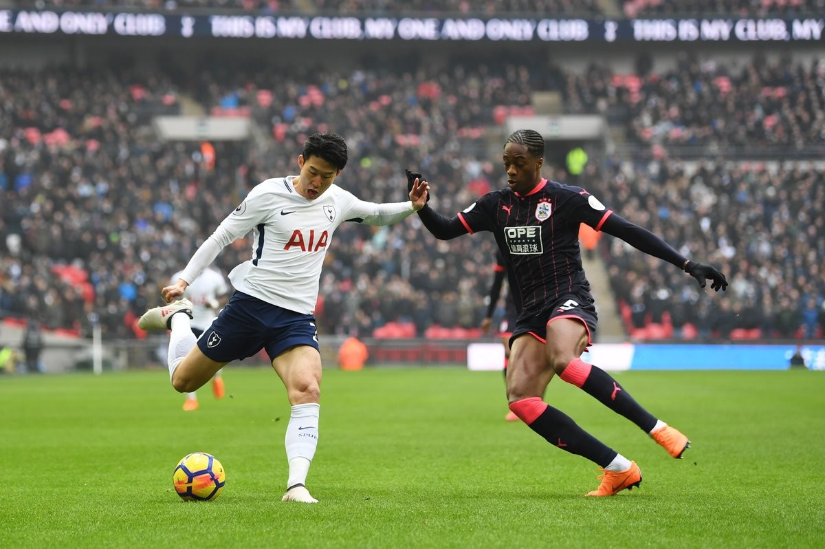 Ngôi sao châu Á của Tottenham khiến hàng thủ Huddersfield ngã rạp - Bóng Đá