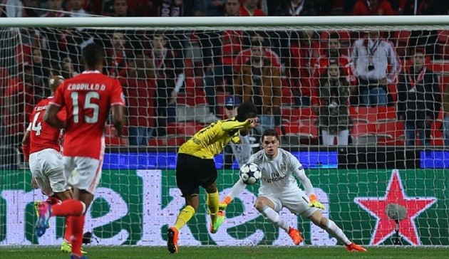 De Gea thất thần nhìn đồng đội 