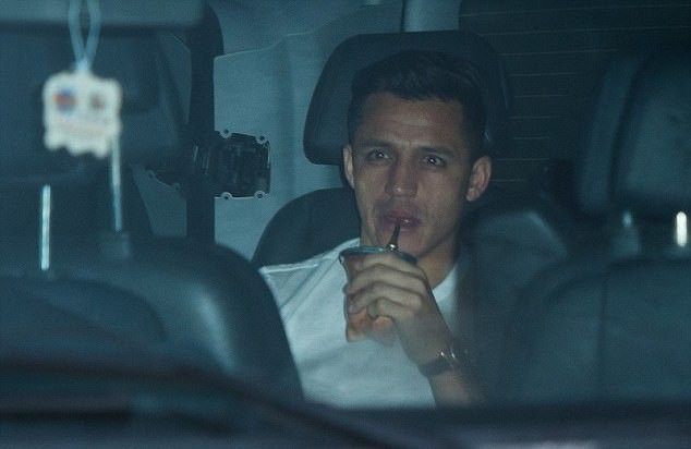 Alexis Sanchez lần đầu đi xe đến sân tập Carrington - Bóng Đá
