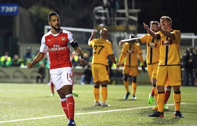 Walcott chạm kỉ lục, Arsenal nhẹ nhàng hạ Sutton - Bóng Đá