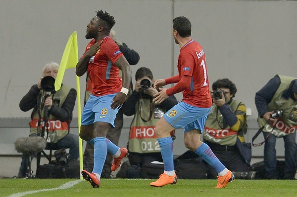 Thủ quân West Ham gây sốc khi vật ngã CĐV trên sân - Bóng Đá