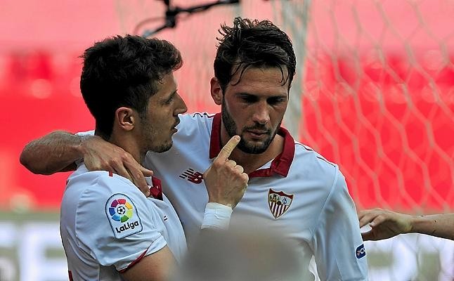 Southgate vui vẻ làm quân xanh cho các học trò  - Bóng Đá