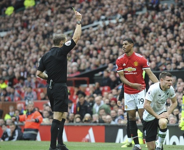 Có đến hai thẻ đỏ cần phải rút ra trong trận derby nước Anh - Bóng Đá
