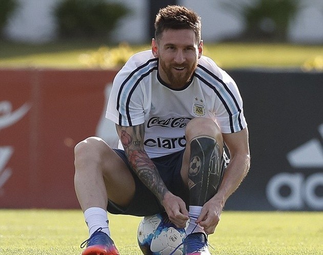 Messi khoe hình xăm độc trong ngày hội quân  - Bóng Đá