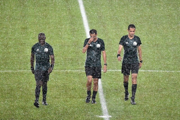 Uganda và Mali bất phân thắng bại trong trận thủy chiến - Bóng Đá