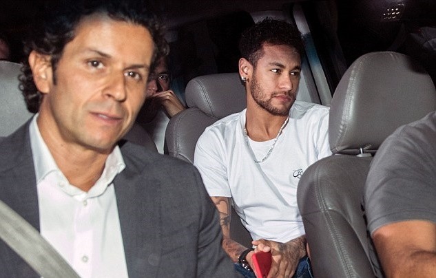 Neymar mặt không biến sắc trên đường đến bệnh viện điều trị - Bóng Đá