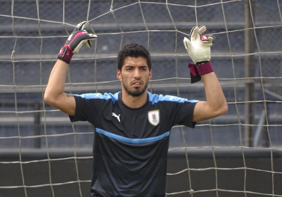 Suarez xuống làm thủ môn - Bóng Đá