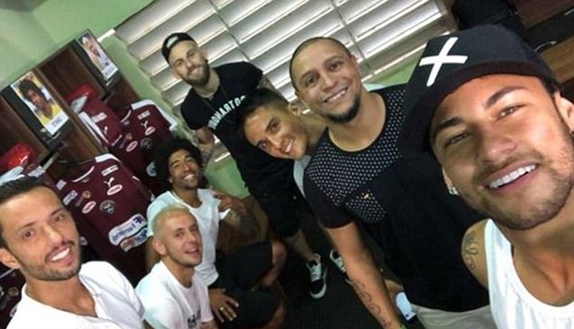 Neymar hôn người người đẹp - Bóng Đá