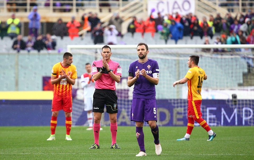 Trận Fiorentina - Benevento dừng lại ở phút 13 để tưởng nhớ Davide Astori  - Bóng Đá