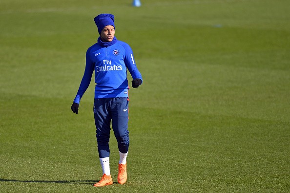 Dani Alves thể hiện tài 