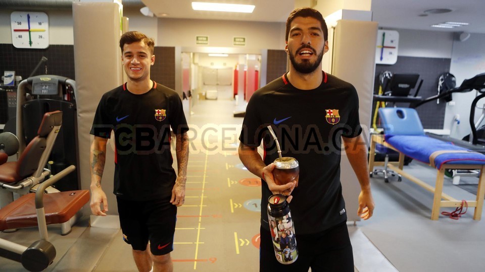Coutinho chào các đồng đội mới - Bóng Đá