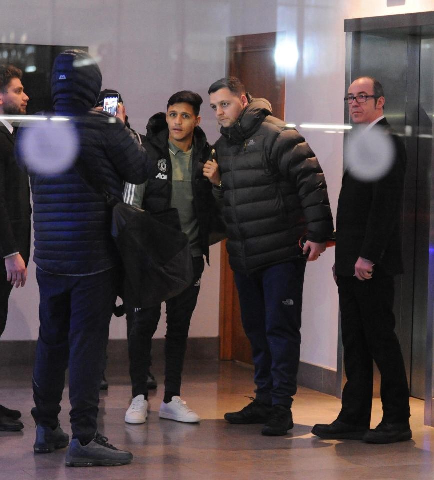 CĐV vây kín Alexis Sanchez sau trận ra mắt hoàn hảo - Bóng Đá