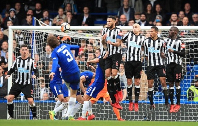 Hậu vệ Newcastle bất lực trước khả năng săn bàn của Batshuayi - Bóng Đá