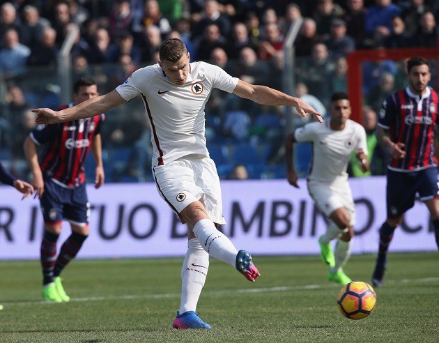 Dzeko hỏng ăn phạt đền, Roma vẫn thắng nhàn Crotone - Bóng Đá