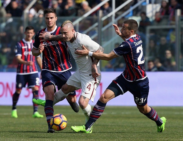 Chùm ảnh: Đụng Crotone, Dzeko suýt trở thành tội đồ - Bóng Đá