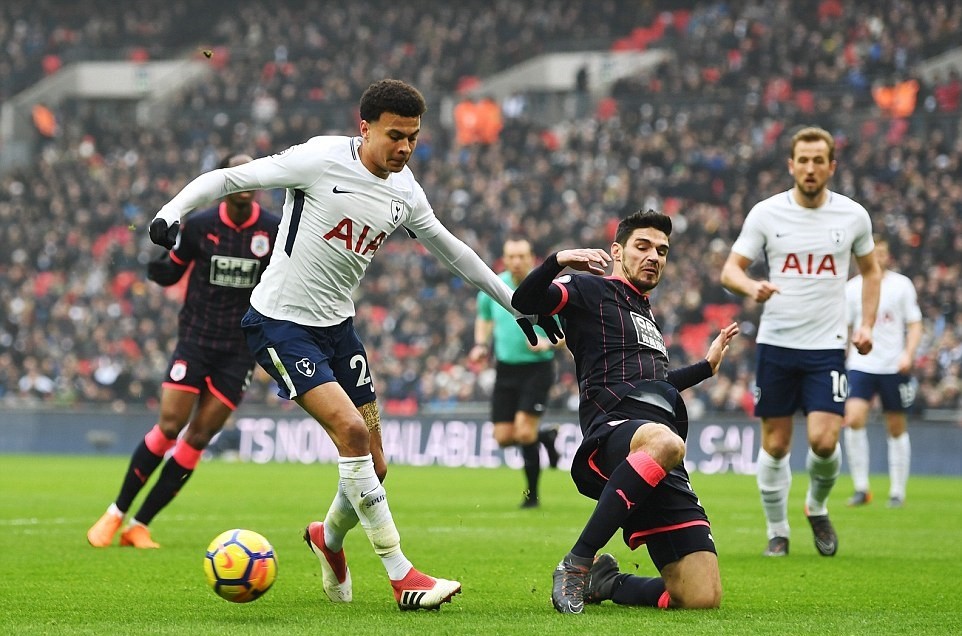 Ngôi sao châu Á của Tottenham khiến hàng thủ Huddersfield ngã rạp - Bóng Đá