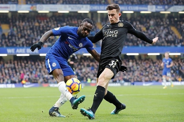 Kante thất thần nhìn Cahill rời sân ngay hiệp một - Bóng Đá