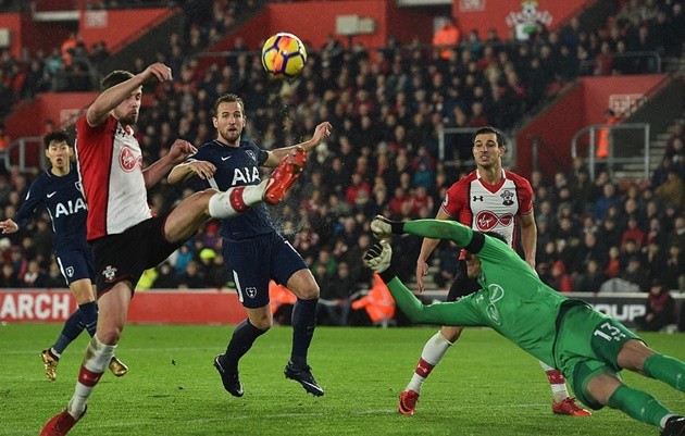 Hàng thủ Tottenham ngơ ngác trước pha đá phản lưới nhà của Davinson Sanchez - Bóng Đá