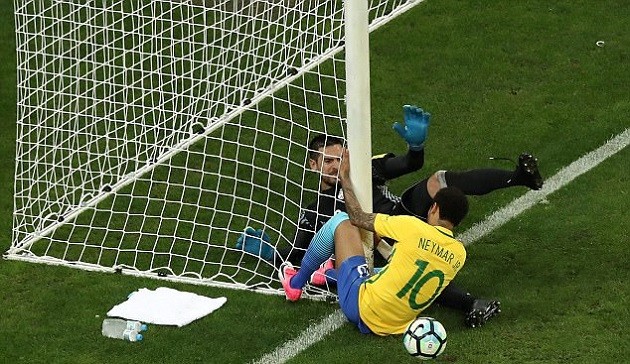 Neymar thăng hoa, Brazil thắng trận thứ 8 liên tiếp - Bóng Đá