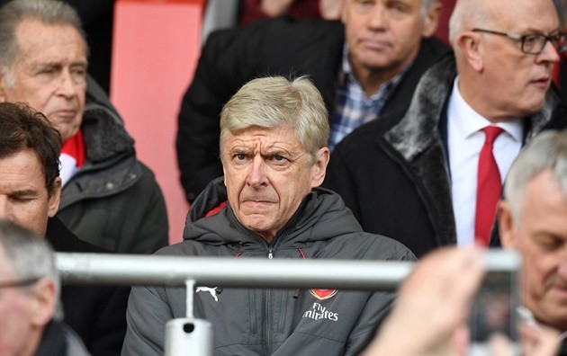 Hàng thủ Arsenal ngơ ngác trước cú ra chân của Callum Wilson - Bóng Đá