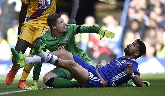Benteke và Zaha thi nhau đánh sập Stamford Bridge - Bóng Đá