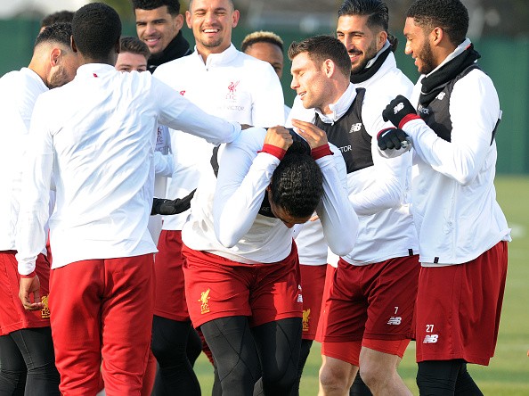 Van Dijk pha trò, sân tập Liverpool rộn tiếng cười - Bóng Đá